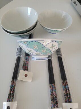 Japan bowls and chopsticks (set of 4)
